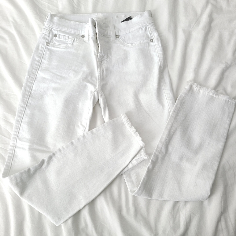 7 For All Mankind White Jean's Size 26